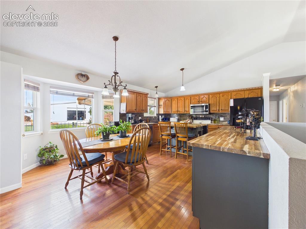Image 11 of 37: Dining Area