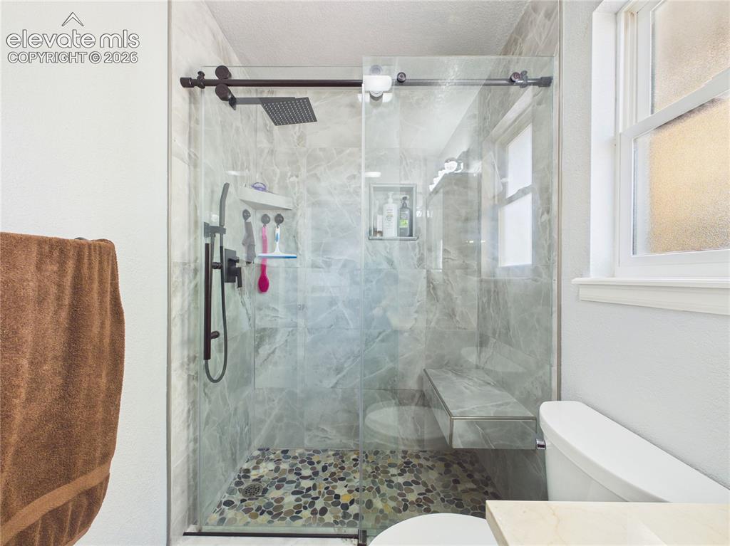 Image 19 of 37: Bathroom
