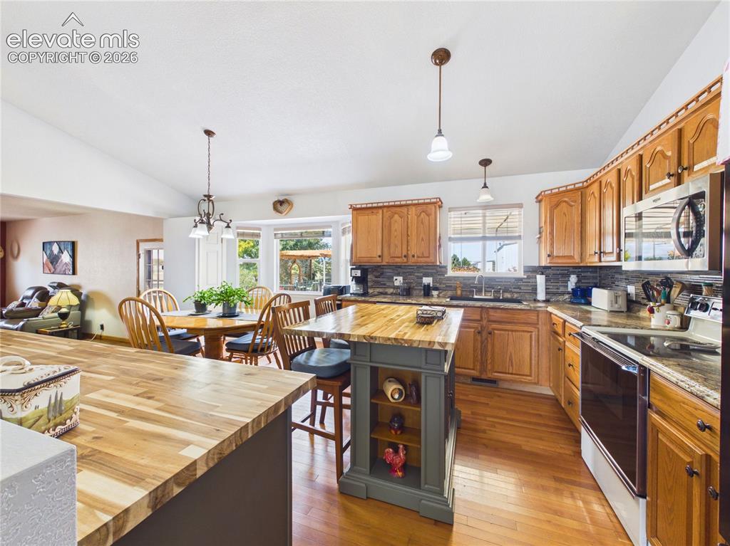Image 8 of 37: Kitchen