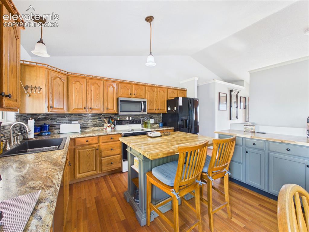 Image 9 of 37: Kitchen