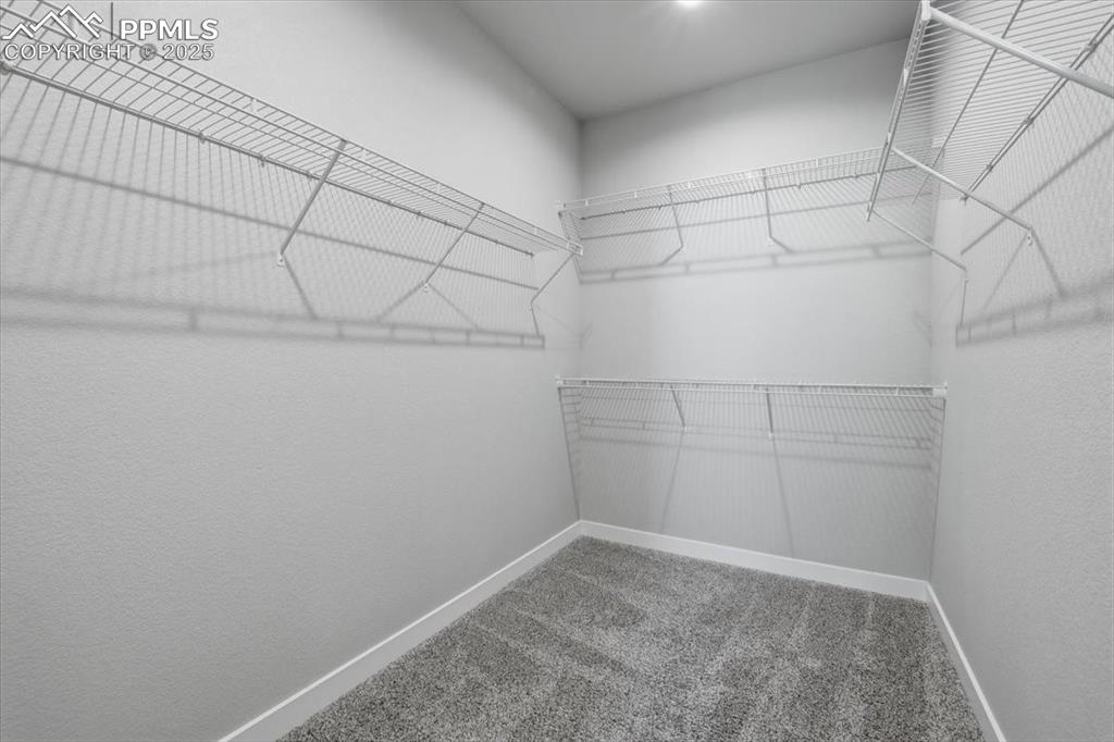 Image 18 of 34: Walk in closet 