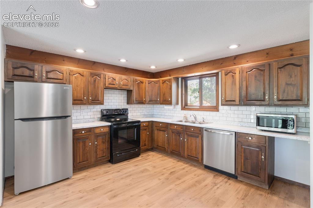 Image 12 of 44: Kitchen
