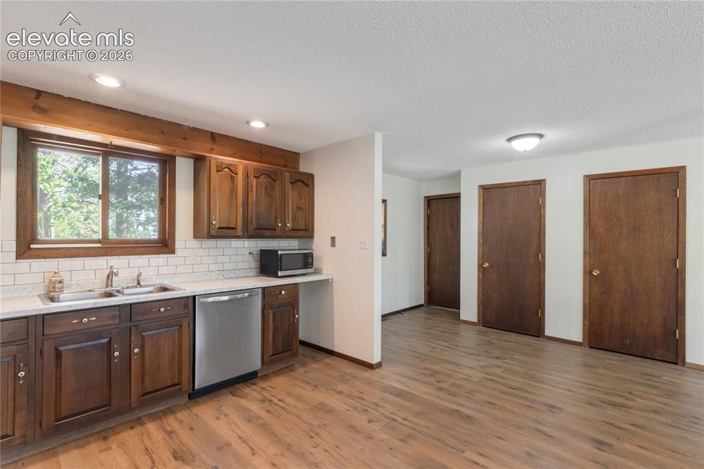 Image 14 of 44: Kitchen