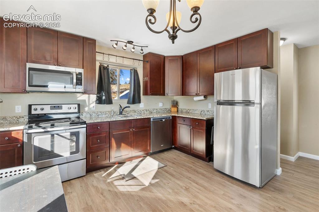 Image 13 of 41: Kitchen