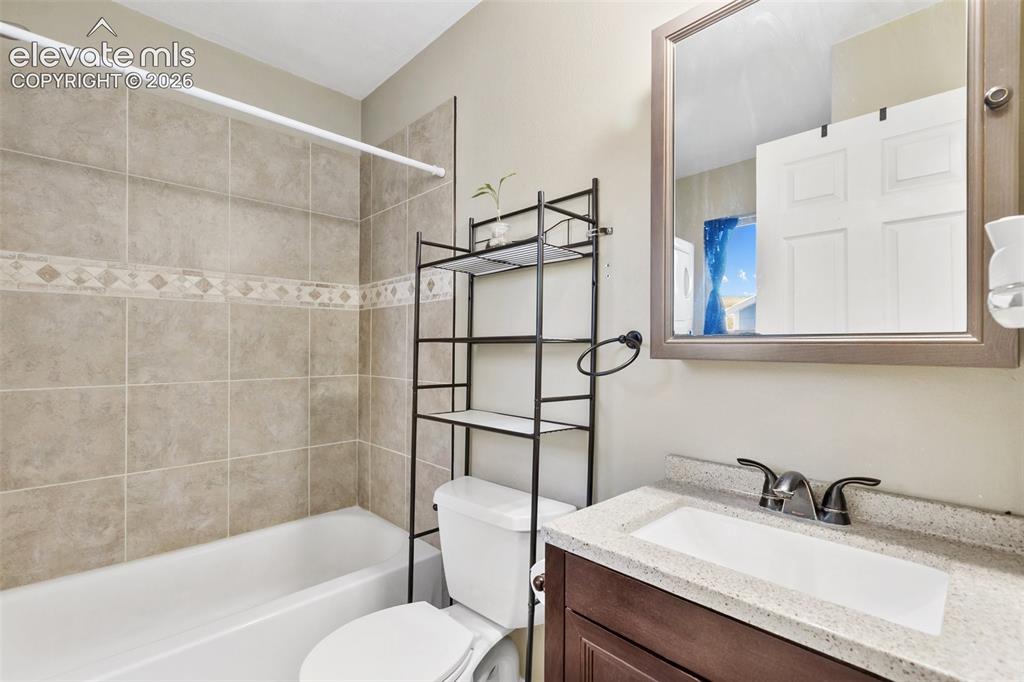 Image 18 of 41: Bathroom