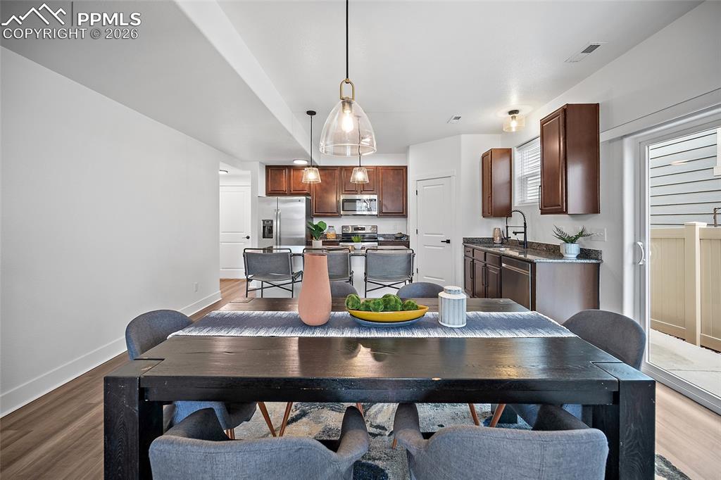 Image 14 of 40: Dining Area