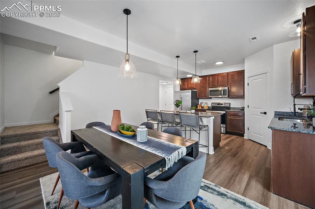 Image 15 of 40: Dining Area