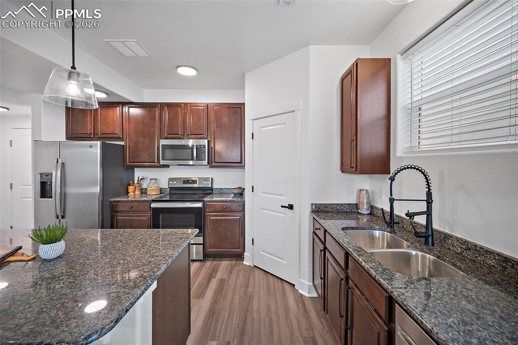 Image 16 of 40: Kitchen