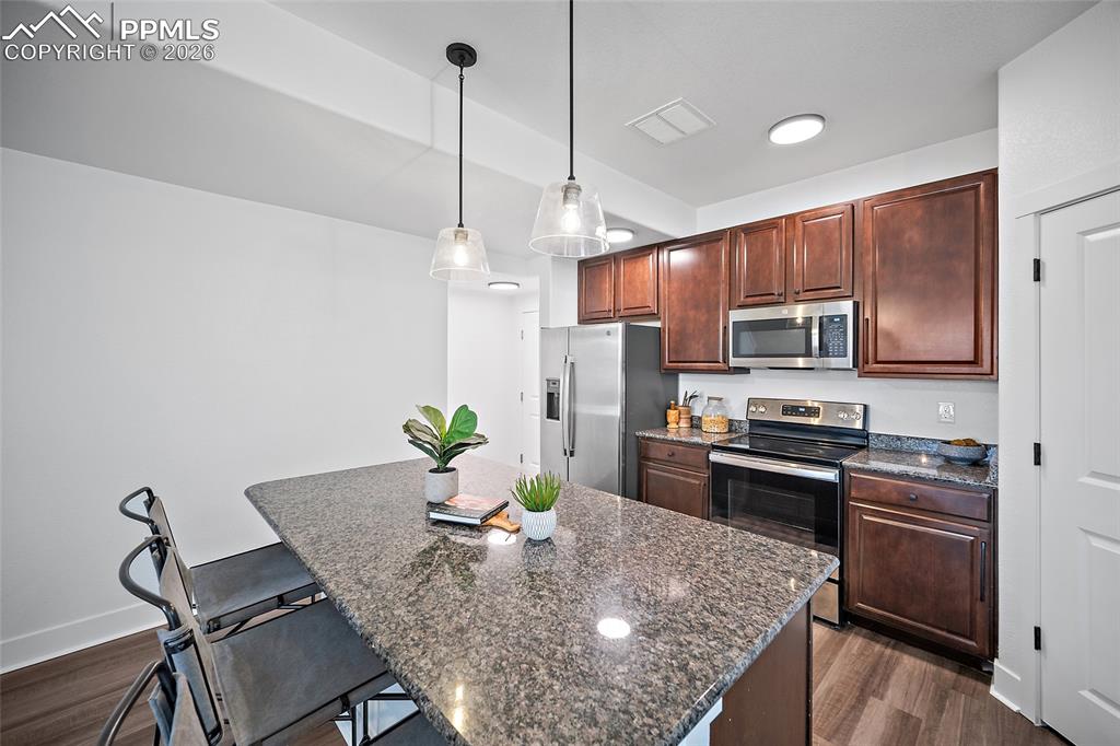 Image 17 of 40: Kitchen