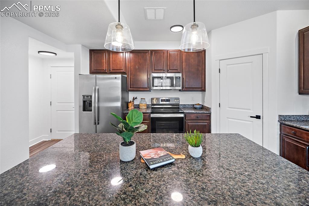 Image 18 of 40: Kitchen