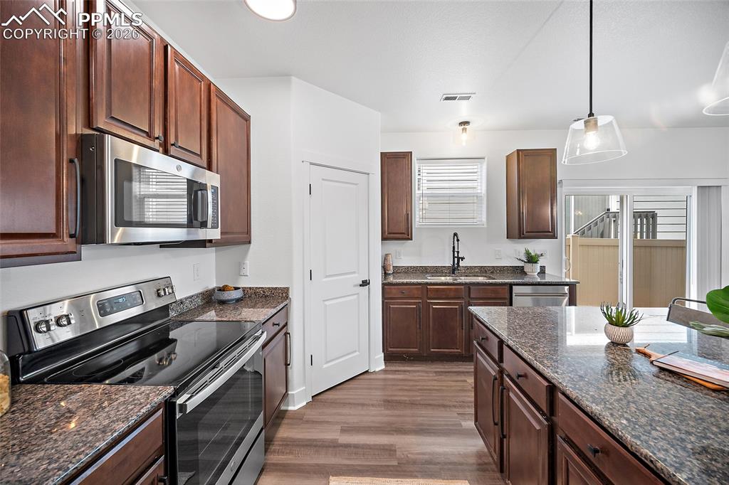 Image 19 of 40: Kitchen