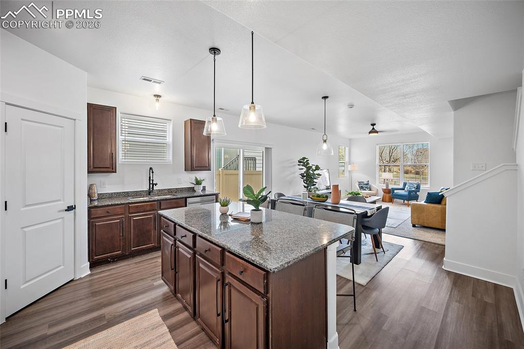 Image 20 of 40: Kitchen