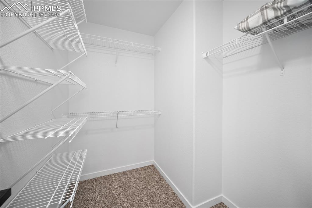 Image 25 of 40: Closet