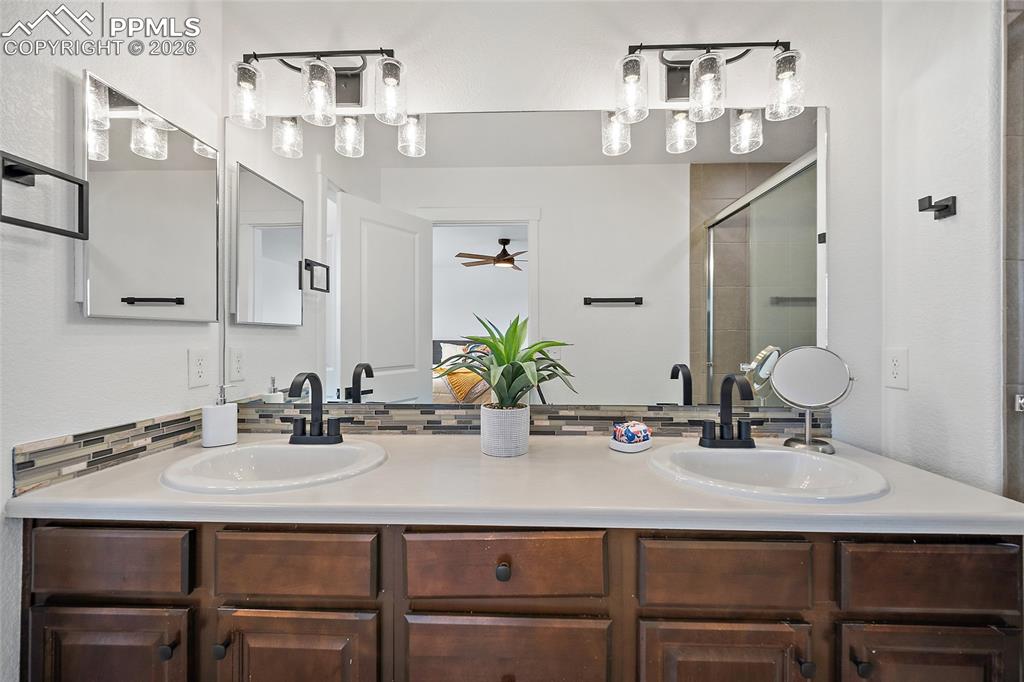 Image 30 of 40: Bathroom