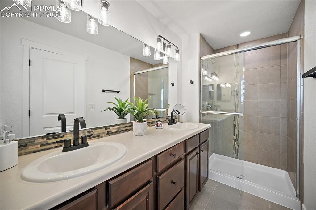 Image 31 of 40: Bathroom