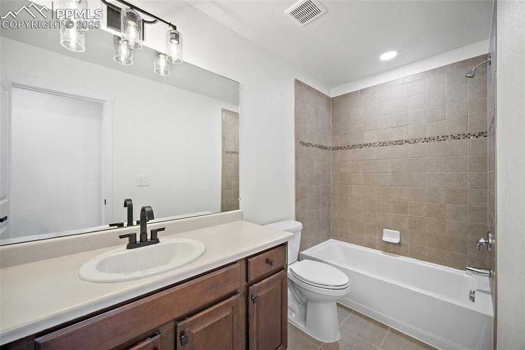 Image 35 of 40: Bathroom