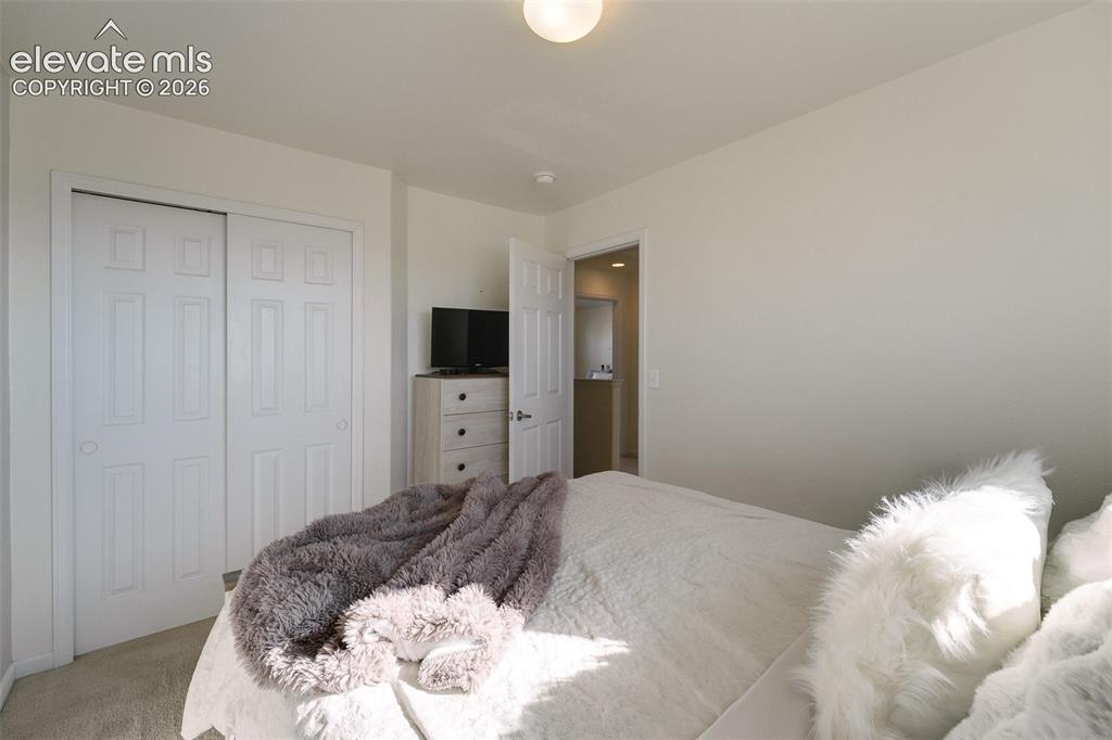 Image 27 of 36: Recessed ceiling light, neutral wall colors, carpeted flooring, and a six-p