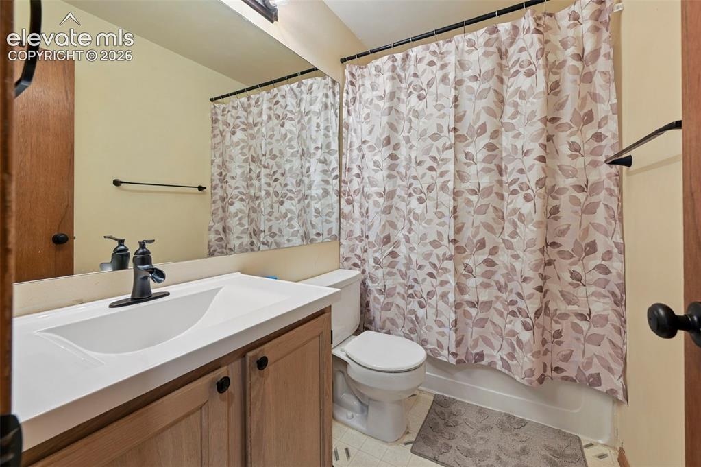 Image 10 of 21: Bathroom