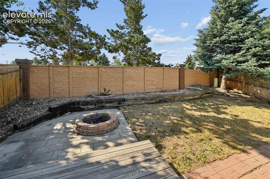 Image 17 of 21: Yard