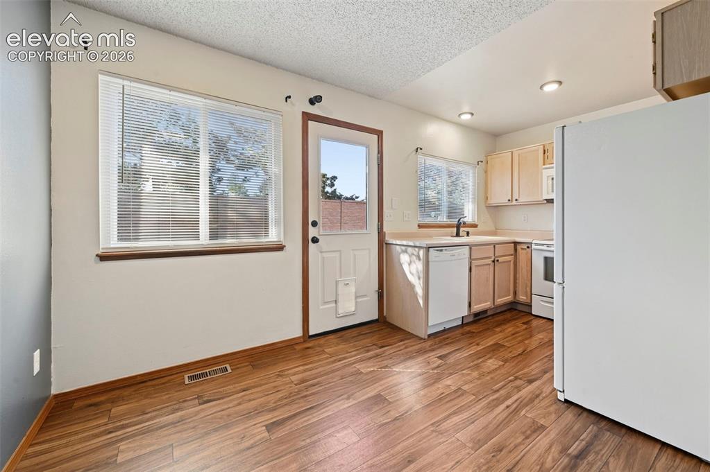 Image 5 of 21: Kitchen