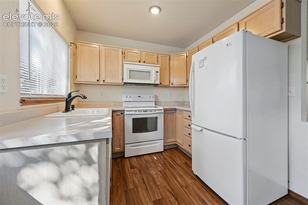 Image 6 of 21: Kitchen