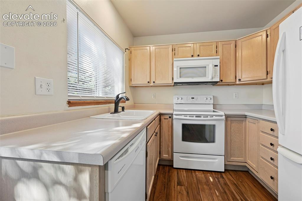 Image 7 of 21: Kitchen