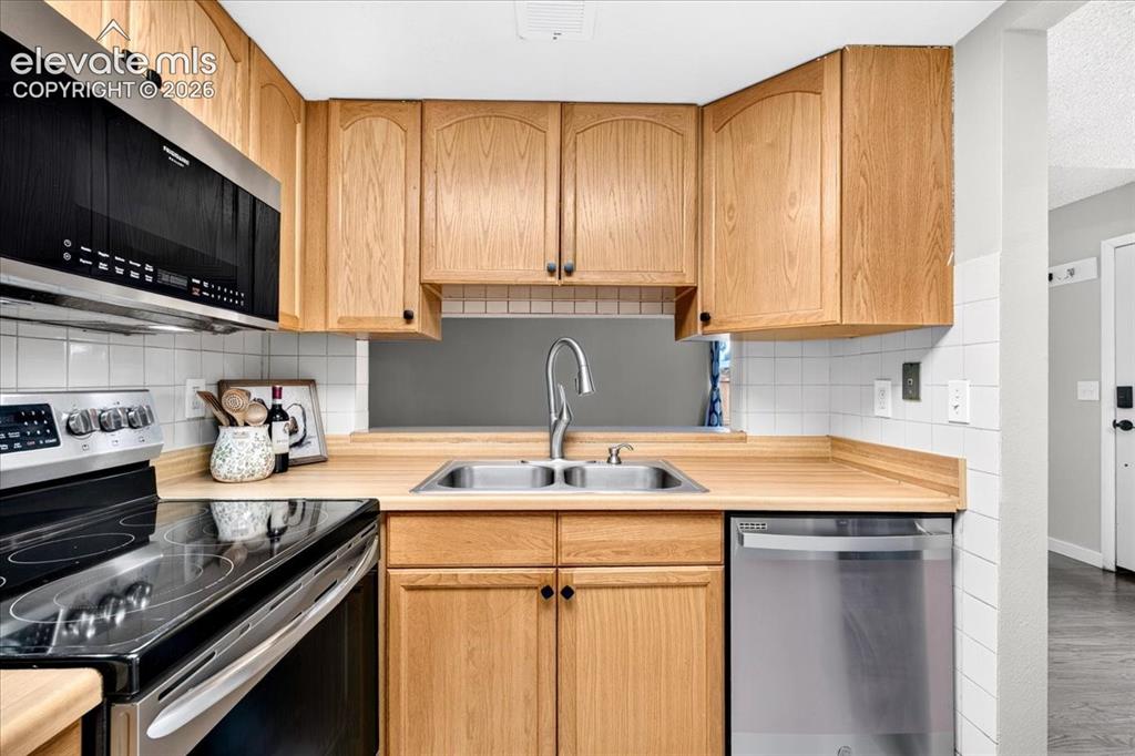 Image 18 of 31: Kitchen