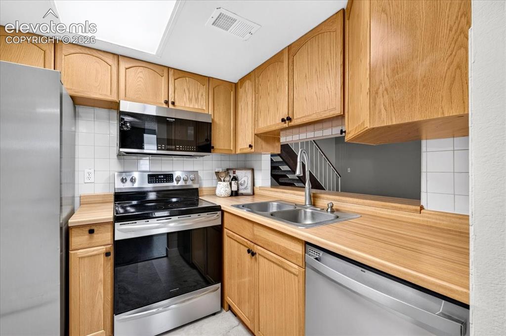 Image 19 of 31: Kitchen