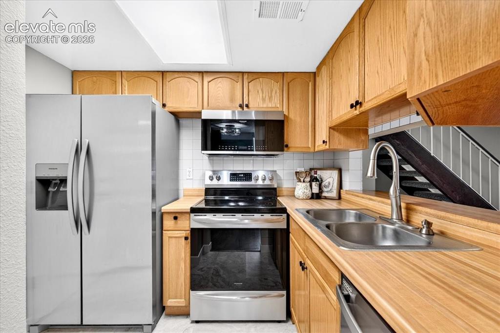 Image 20 of 31: Kitchen