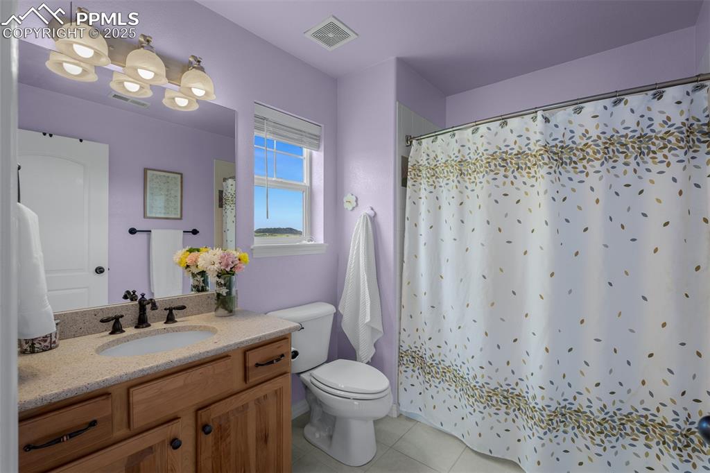Image 33 of 48: Bathroom