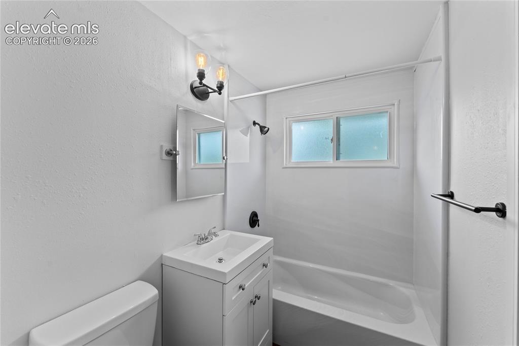 Image 13 of 40: Bathroom