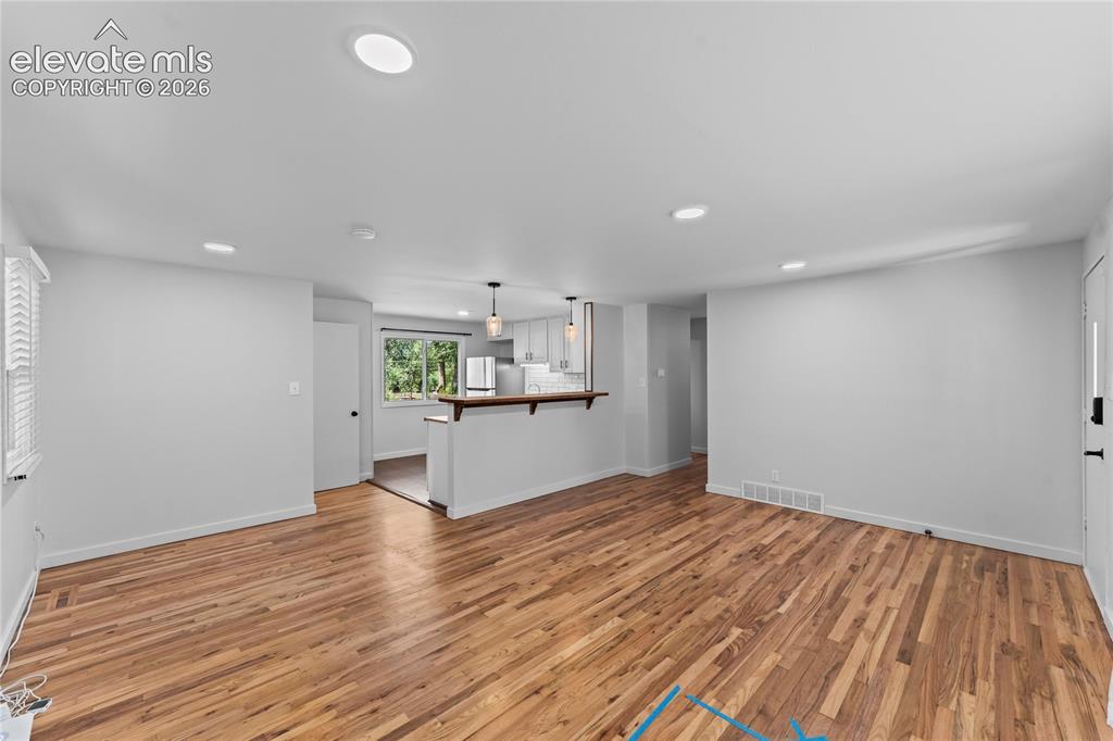 Image 5 of 40: Living Room
