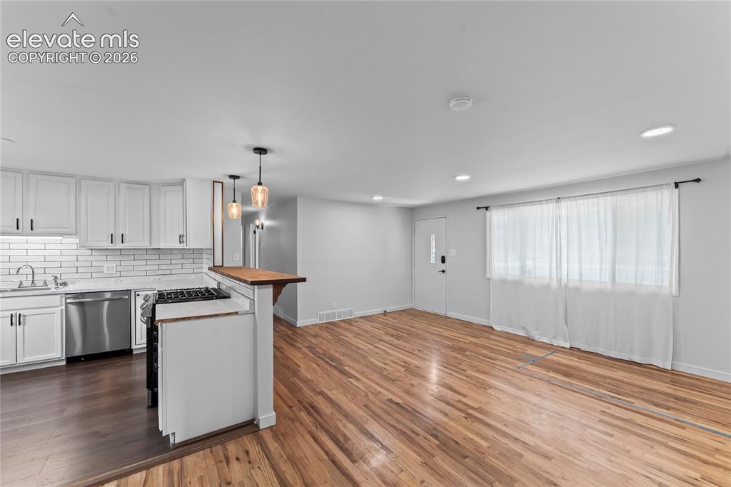 Image 6 of 40: Kitchen