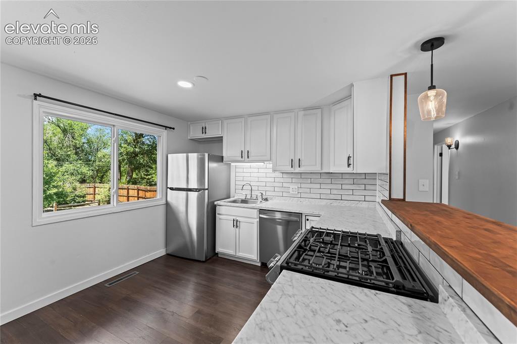 Image 7 of 40: Kitchen