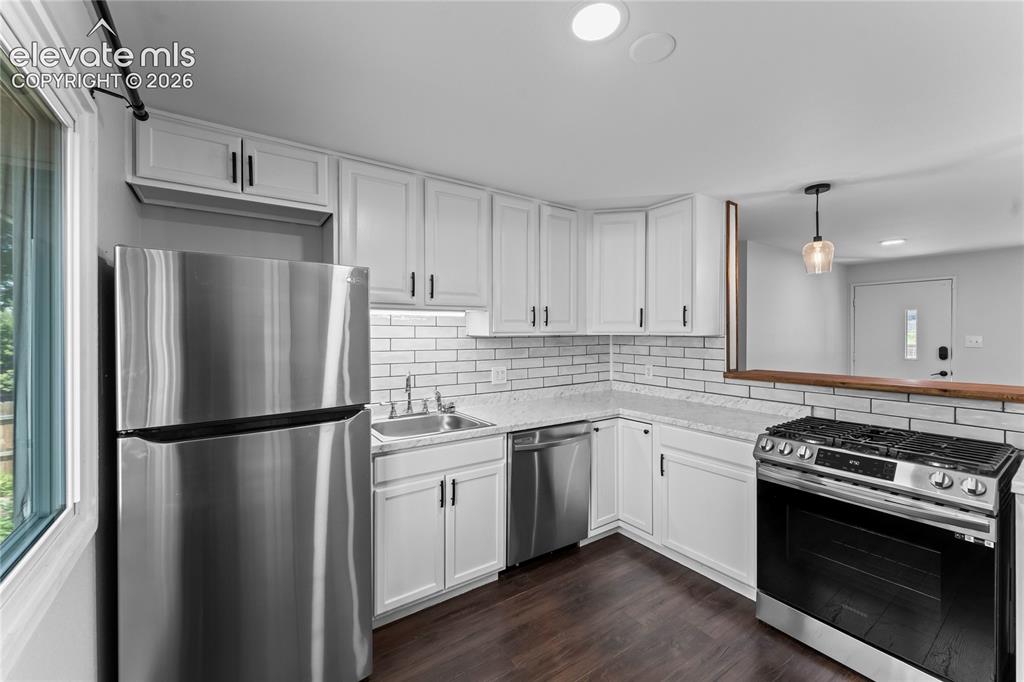Image 8 of 40: Kitchen
