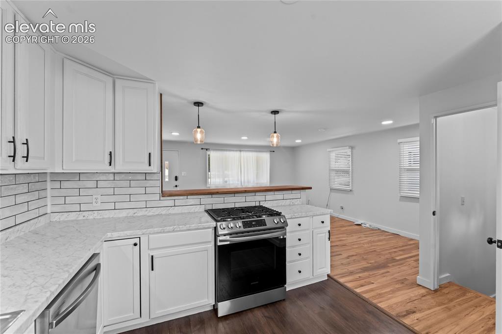 Image 9 of 40: Kitchen
