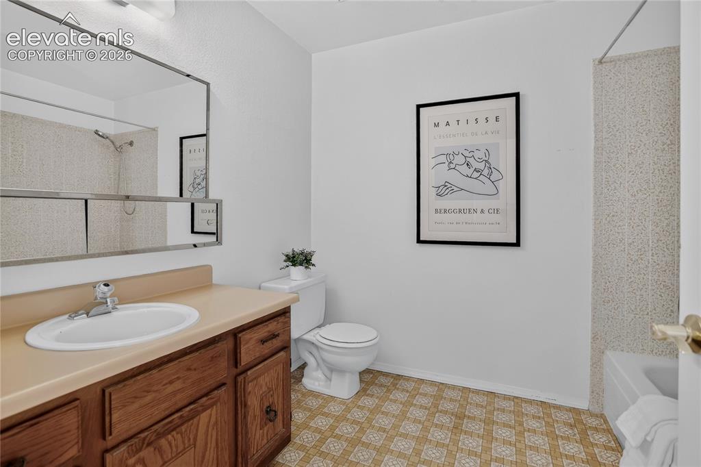 Image 15 of 21: Full guest bath - main level