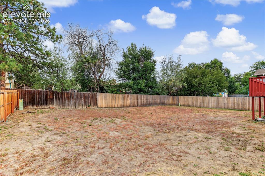 Image 19 of 21: Fully fenced yard