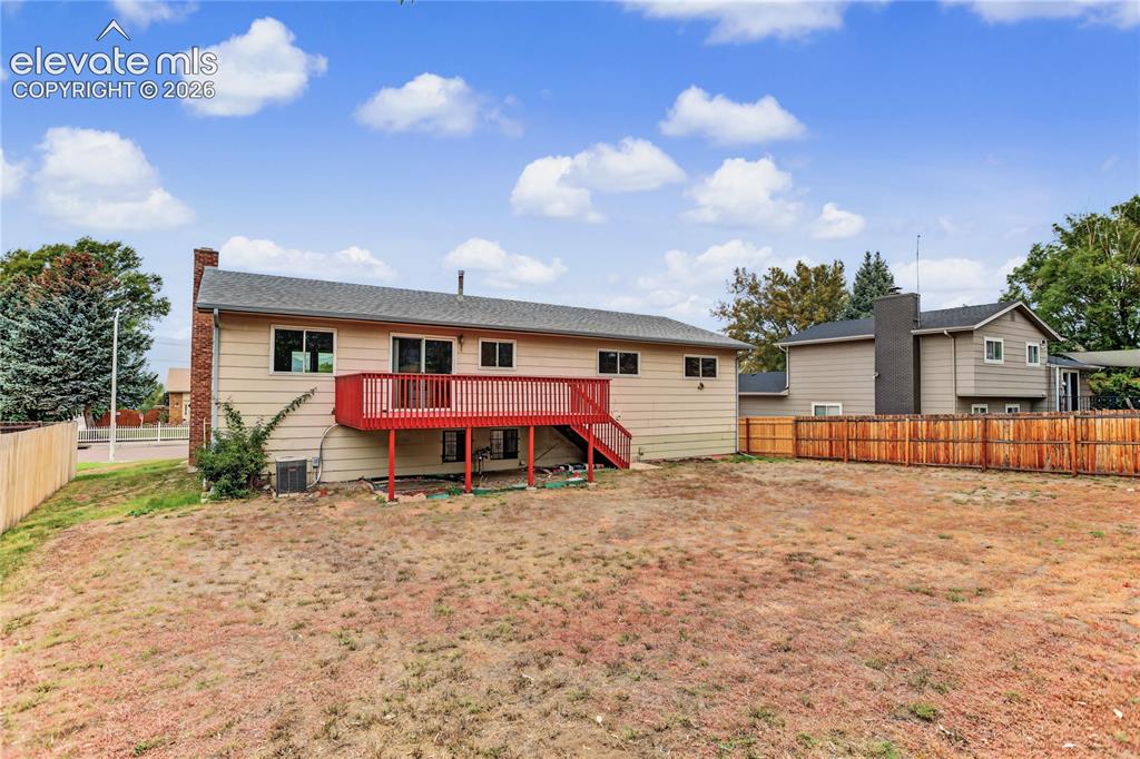 Image 20 of 21: Spacious yard to enjoy the outdoors