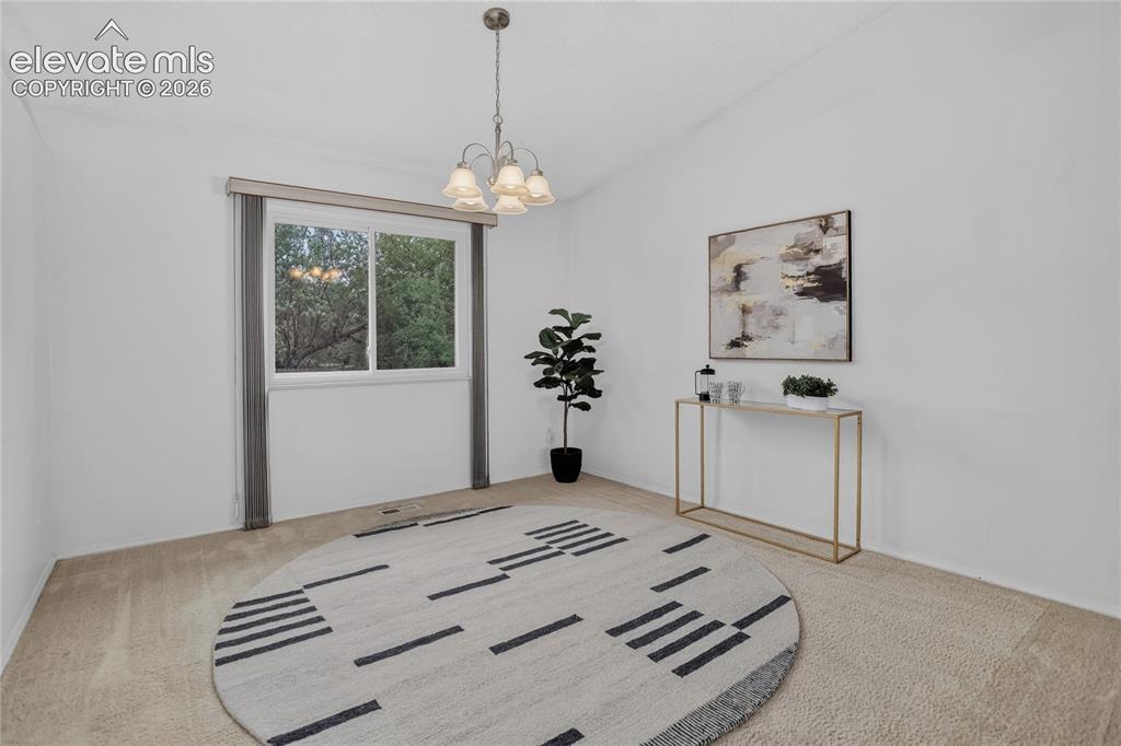 Image 6 of 21: Dining room