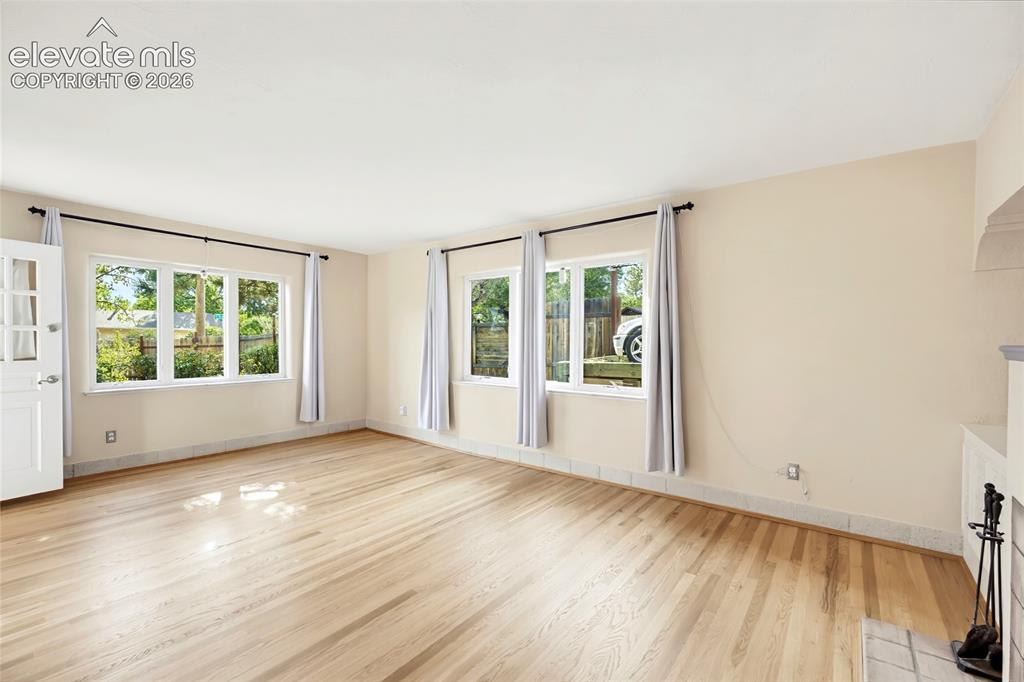 Image 15 of 42: Living Room