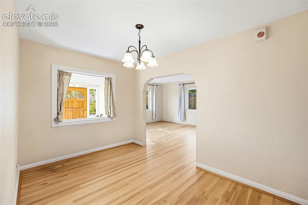 Image 16 of 42: Dining Room