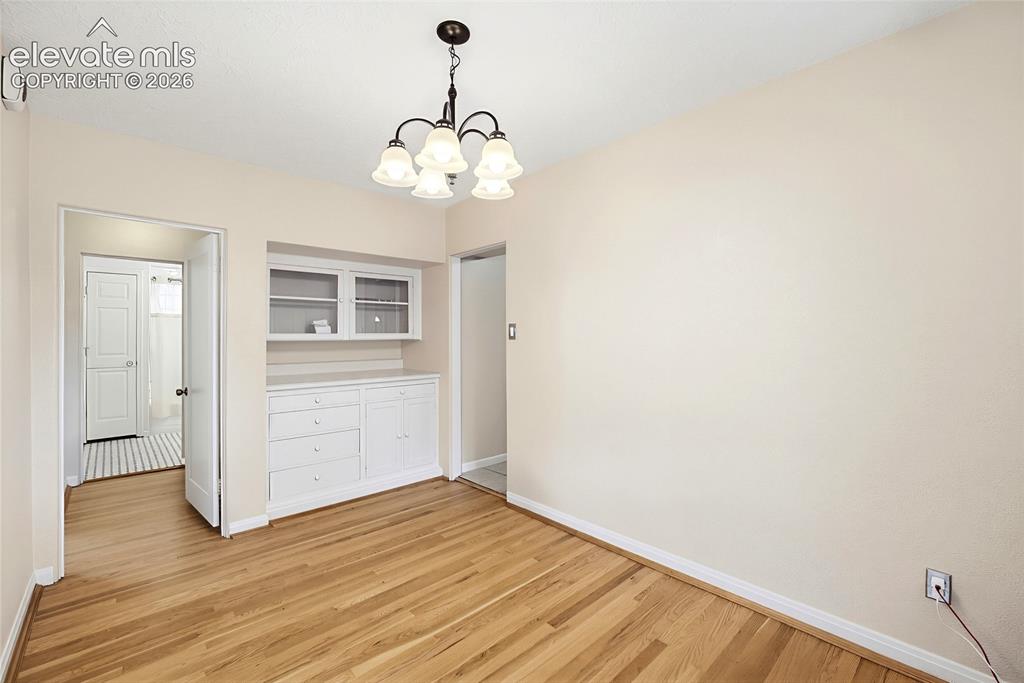 Image 20 of 42: Dining Area