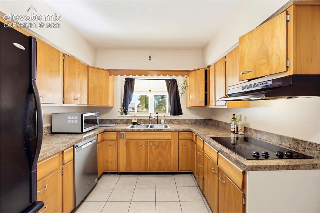 Image 21 of 42: Kitchen