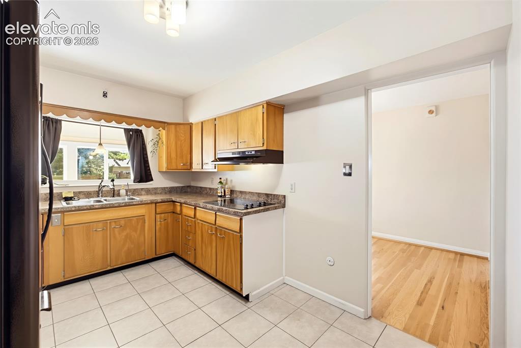 Image 22 of 42: Kitchen