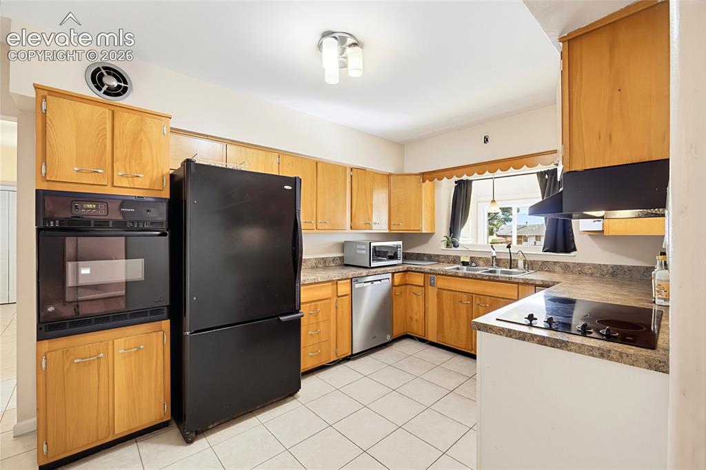 Image 23 of 42: Kitchen