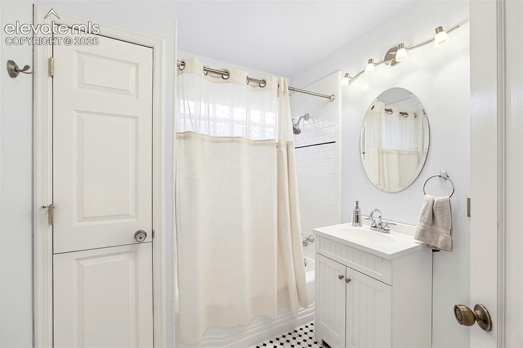 Image 41 of 42: Bathroom