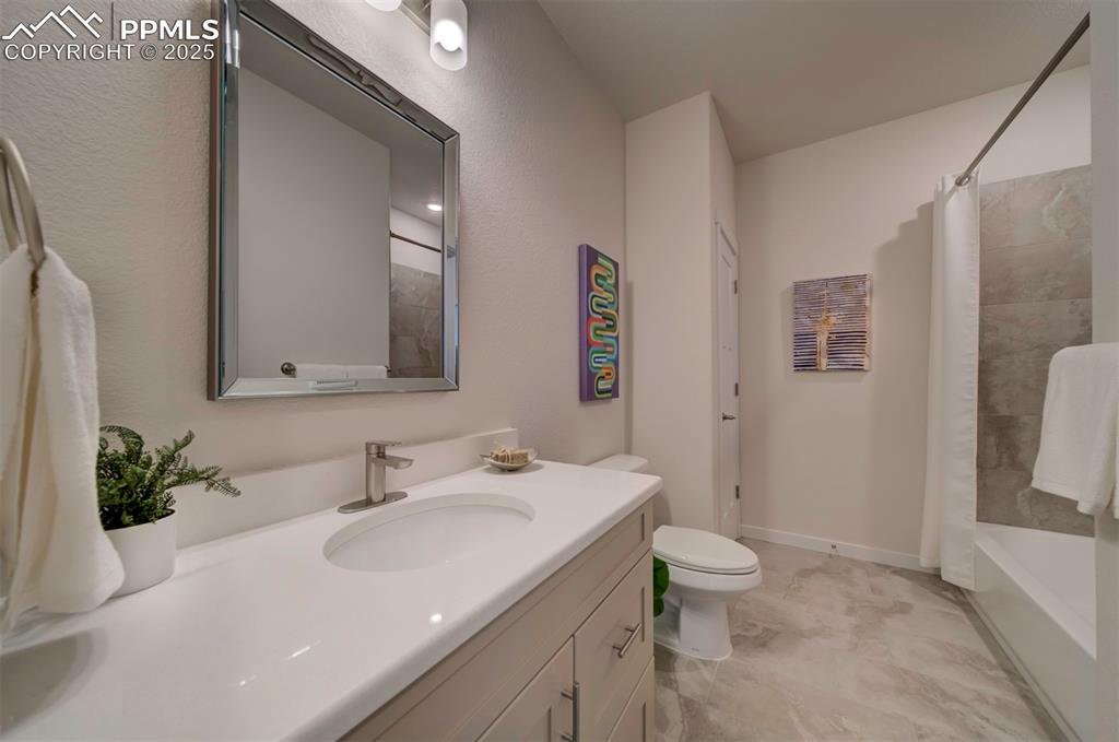 Image 36 of 41: Bathroom