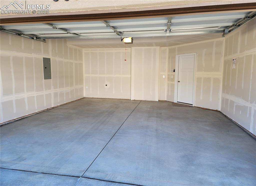 Image 40 of 41: Garage