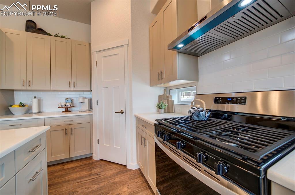 Image 7 of 41: Kitchen